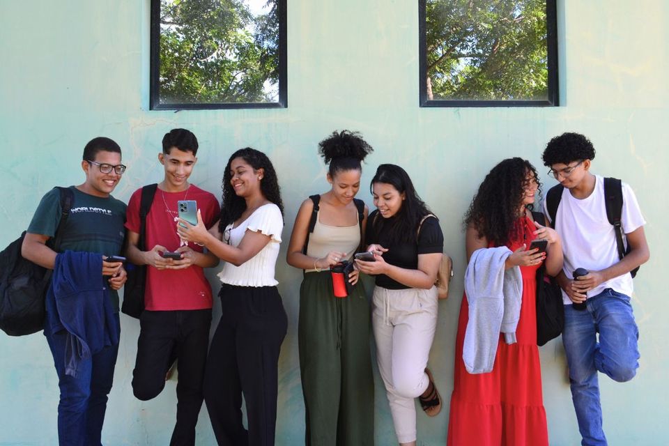 Grupo de jovens usando smartphones